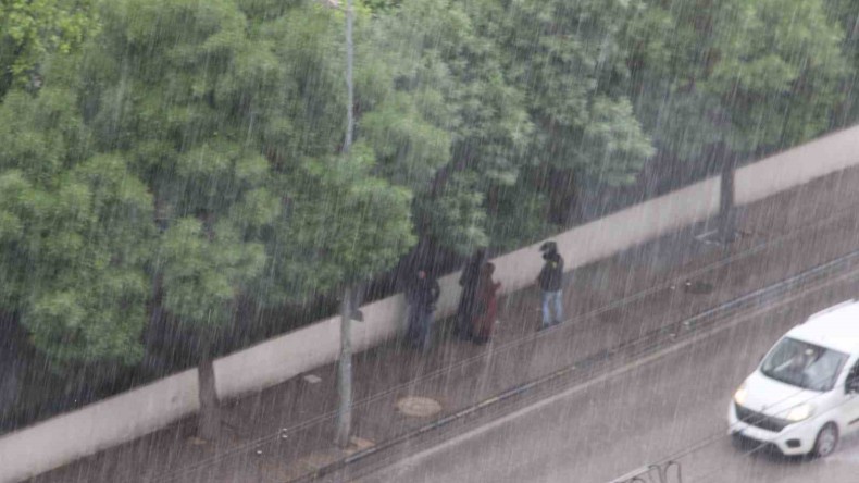 Aniden bastıran sağanak yağış vatandaşları hazırlıksız yakaladı