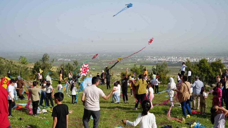 Depremzede çocuklar uçurtma şenliği ile çifte bayram yaşadı