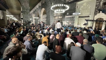 Diyarbakır’da Kadir Gecesi’nde cami cemaatine Kur’an-ı Kerim dağıtıldı