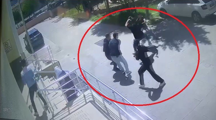 Diyarbakır’da adliye çıkarılan şüphelilere bıçaklı saldırı girişimi güvenlik kamerasına yansıdı