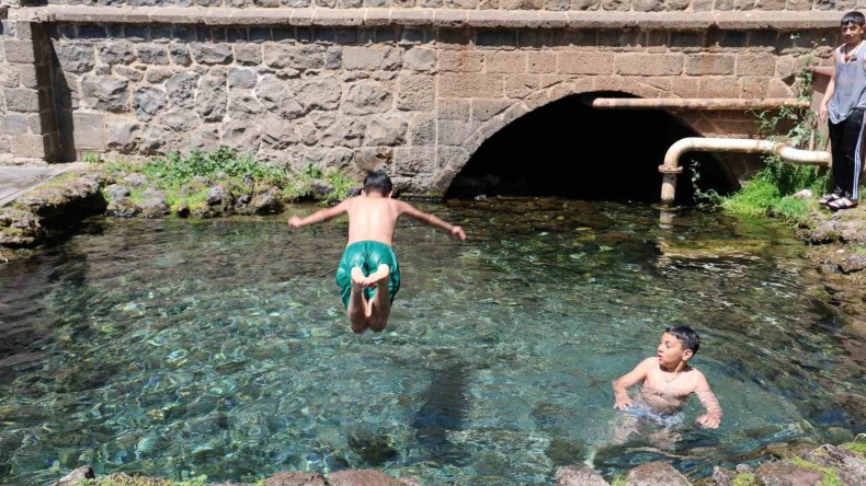 Diyarbakır’da hava sıcaklığının birden yükselmesiyle çocuklar süs havuzuna girdi