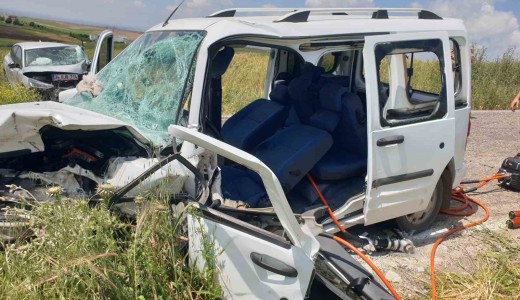 Diyarbakır’da otomobil ile hafif ticari araç çarpıştı: 2 yaralı