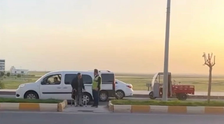 Nusaybin’de yolun karşısına geçemeyen yaşlı adama polis yardımcı oldu