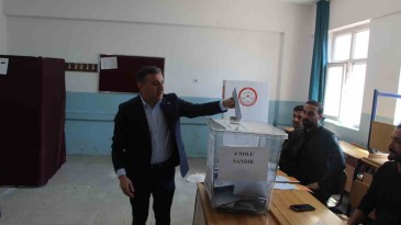 Vali Cevdet Atay ve Başkan Mehmet Yarka oylarını kullandı